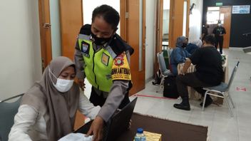 紧迫的COVID-19病例，Pondok Aren警察和全球学校Bintaro Jaya举行加强疫苗接种