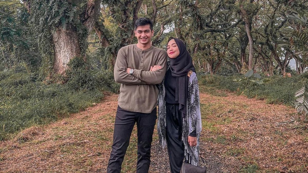 Coming Alone To Premieree Film, Teuku Ryan Believes His Relationship Is Fine With Ria Ricis