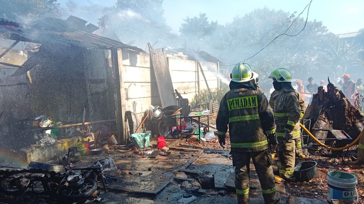 Ditinggal Umroh, Rumah Semi Permanen di Cakung Terbakar Akibat Korsleting Listrik