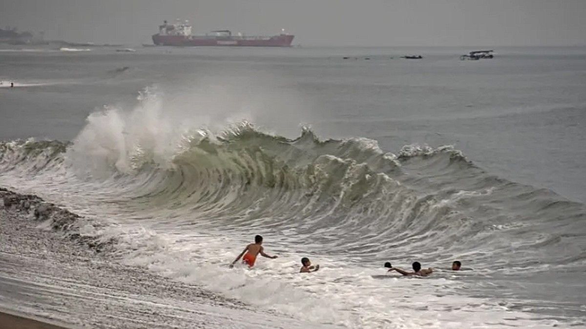 Tourists Vacationing On The South Coast Of Banten Asked To Be Alert To Potential Waves As High As 6 Meters