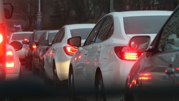 ランプン地域警察、数百台の帰郷車両を検査