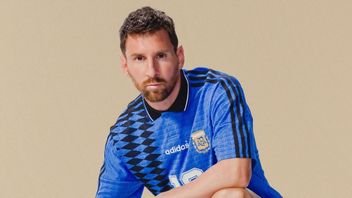 Gaya Klasik Messi dengan Jersey Retro Argentina