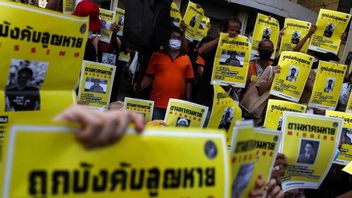 タイのデモ参加者は、PMプラユットが辞任しても道路にとどまる