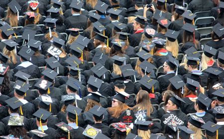 11.000 Mahasiswa Wisuda Tanpa Masker dan Jaga Jarak: Bagaimana Wuhan Bisa Kembali Normal Sementara Indonesia Memburuk?