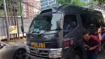 2 Mobil Polisi Tinggalkan Apartemen Darmawangsa Essence Milik Firli Bahuri Usai Penggeledahan