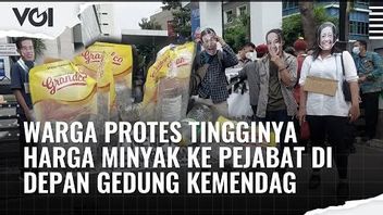 VIDEO: High Oil Prices, Several Students Hold Protests In Front Of The Ministry Of Trade Building