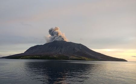 Gunung Ruang masih Keluarkan Asap, Tim SAR Minta Warga Tagulandang Mengungsi