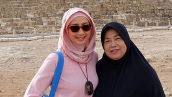 Unggah Foto Kebersamaan dengan Ibu, Desy Ratnasari Tulis Pesan Haru: Tertutup Satu Pintu Surgaku