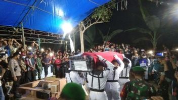居民参加KKB巴布亚受害者M Iqbal的葬礼
