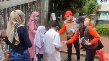BNPB Distributes Masks At The Istiqlal Mosque To Strengthen Prokes During Ramadan