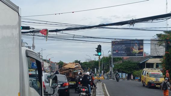 Leher Pemotor Tersangkut Kabel Udara Semrawut di Karang Tengah Tangerang, Provider Kena Tegur