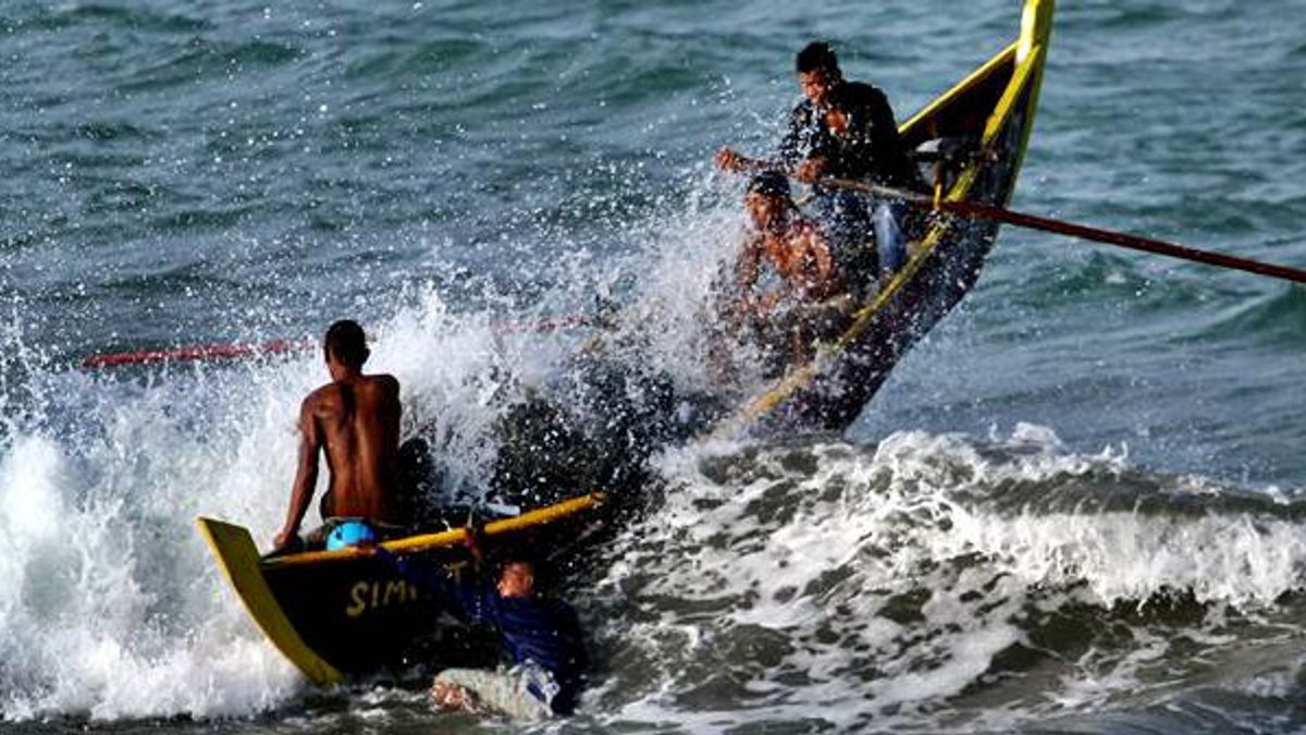 موجات محتملة يبلغ ارتفاعها 3.5 متر في مياه جنوب كاليمانتان حتى 12 يوليو ، يطلب BMKG من الصيادين توخي الحذر