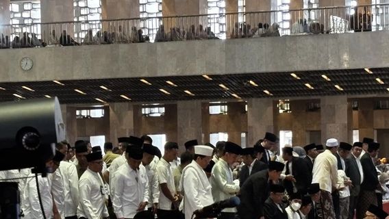Robe Nuansa Hijau, le vice-président Gibran prie pour Iduladha à la mosquée Istiqlal