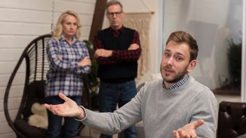 6 Alasan Kenapa Perlu Mengurangi Frekuensi Komunikasi dengan Keluarga yang Punya Ekspektasi Tinggi