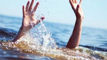 搜救队在南楠榜海滩发现溺水受害者