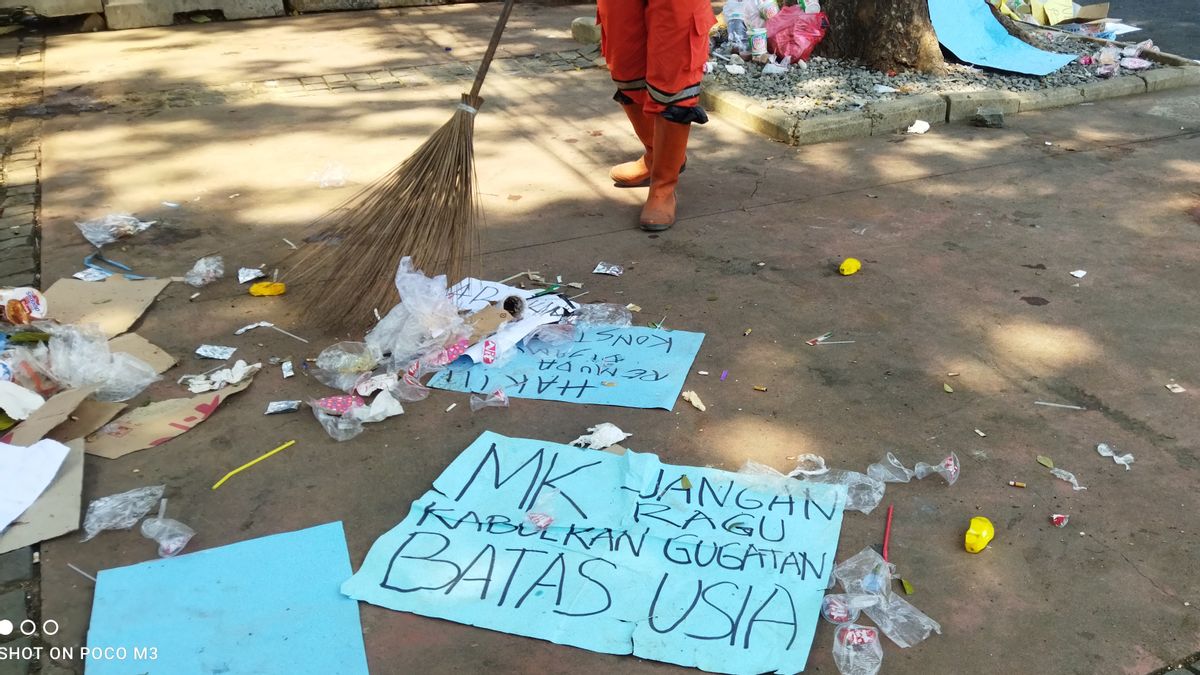 Giliran PPSU Bersihkan Sampah Poster yang Dibawa Pendemo di Jalan Medan Merdeka Barat