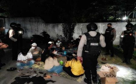 Cheers Kawa-kawa dan Anggur Hitam di Angkringan Pasar Depok Manahan, Polisi Angkut 2 Wanita dan 9 Pria