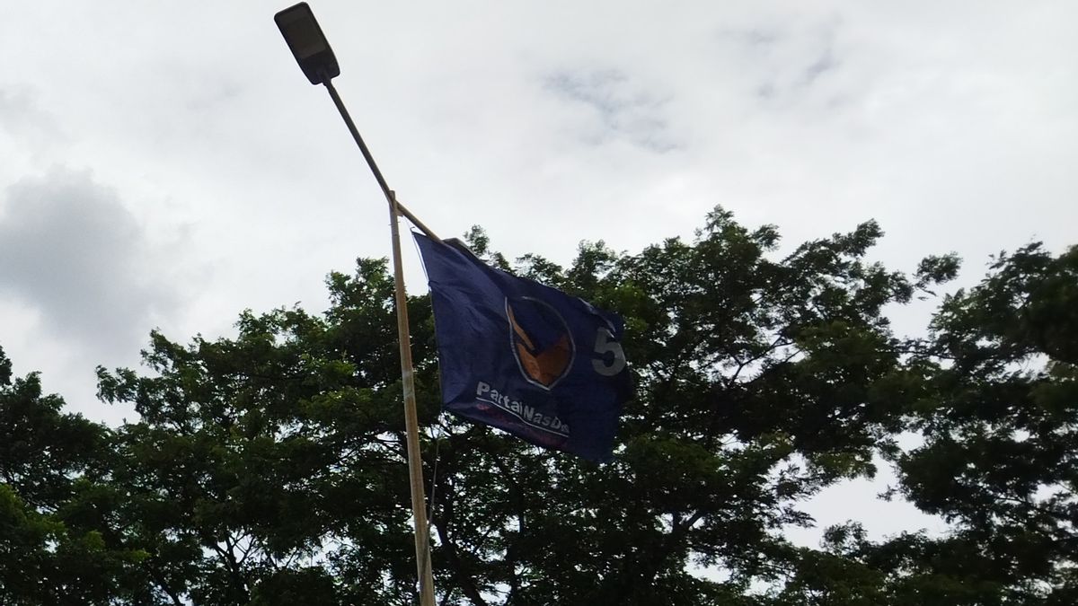 Keluhan Pengguna Jalan Ada Bendera Parpol Dipasang di Tiang PJU