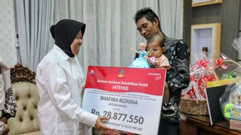 Social Minister Hands Over Attention Assistance For Toddlers Leaking Hearts In East Aceh