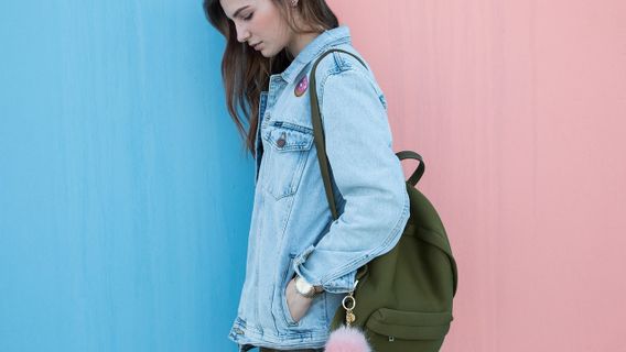 Cara Styling Jaket Jeans untuk Pria dan Wanita