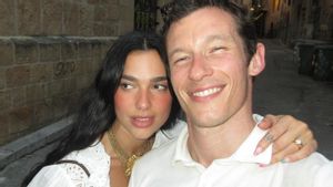 Callum Turner Ungkap Pertemuan Pertama dengan Dua Lipa, Baca Buku yang Sama