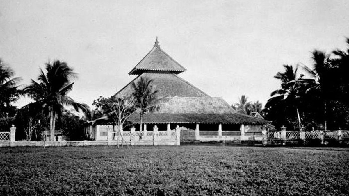 ronyme : Caractéristique des anciennes mosquées du royaume islamique en Indonésie