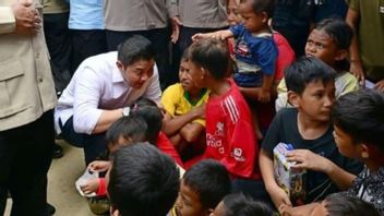 Seskab Teddyは、アチェの子供たちにおもちゃとお菓子を配るリュックサックを持参