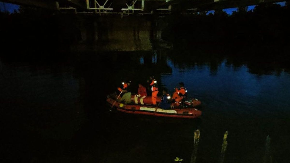  捜索救助隊がビンタンでワニに襲われたとされる行方不明の少女を捜索