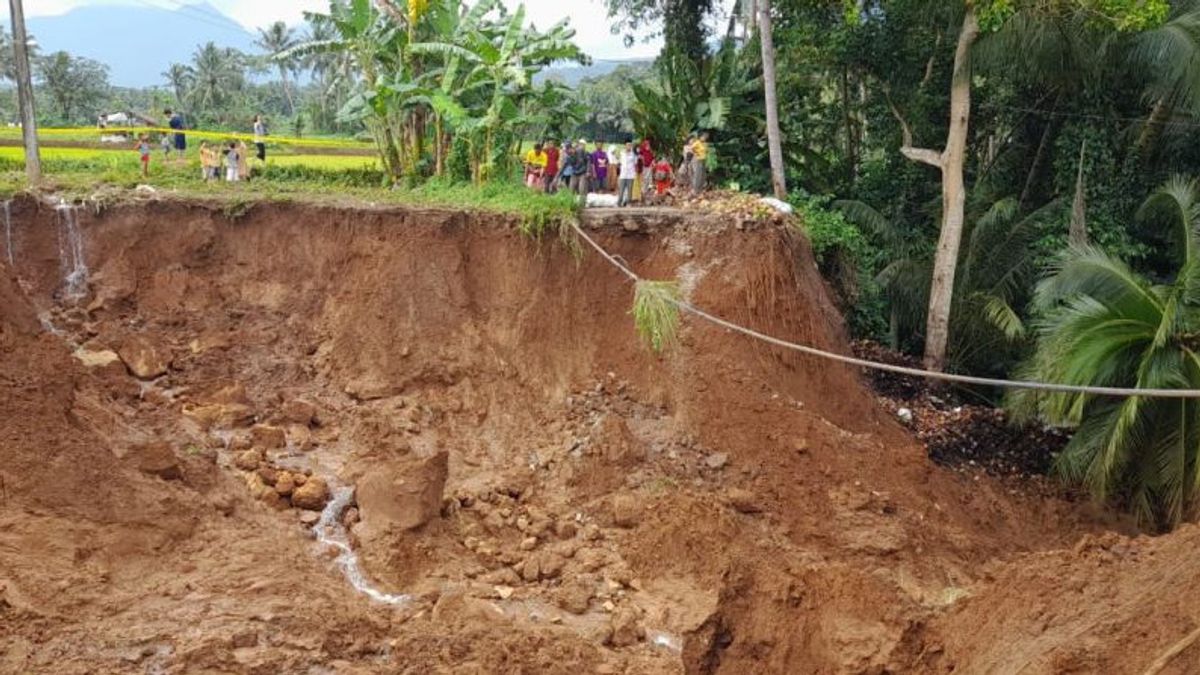 Landslides In Pandeglang Regency, Break The Vital Inter-District Road