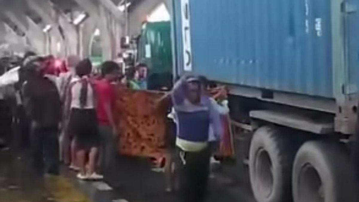 Wanita Penumpang Yamaha Mio Tewas Dilindas Truk Trailer di Jakarta Utara 