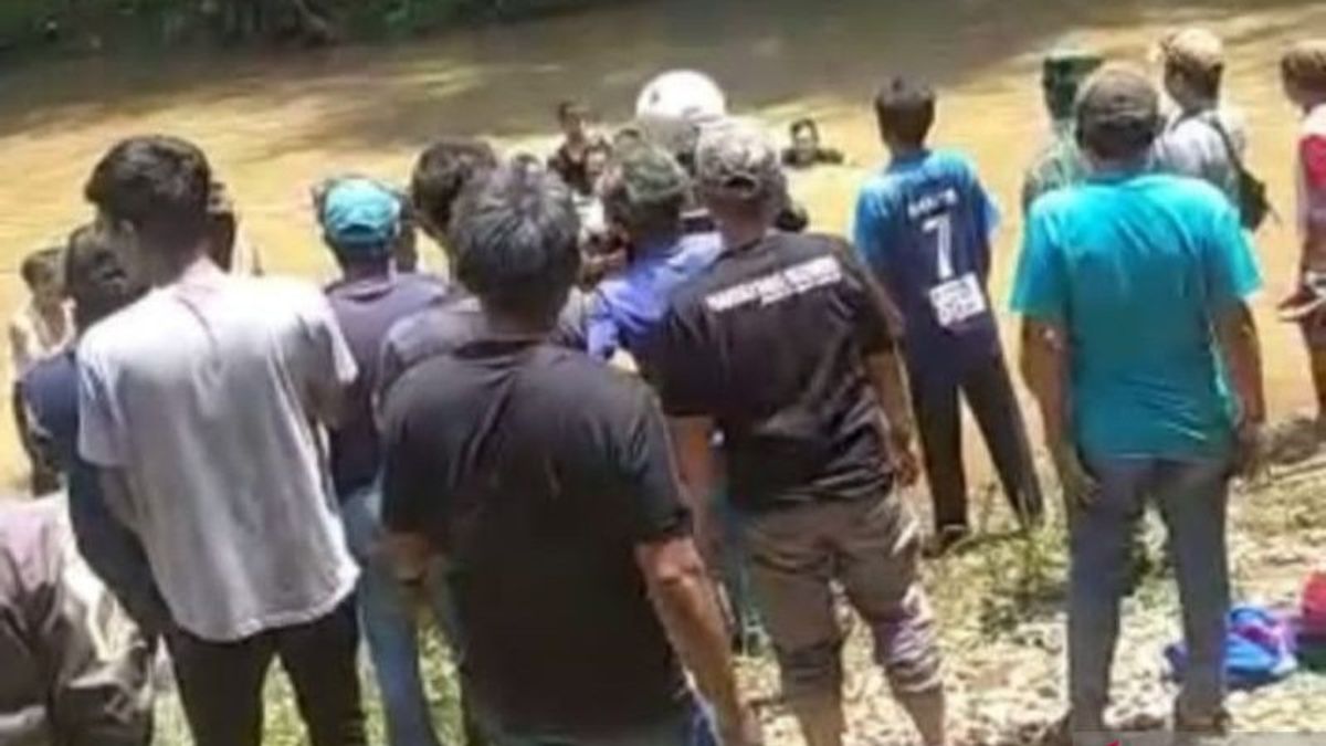 河流拖曳5名儿童在Cibeber Cianjur，3人幸存，另有2人死亡