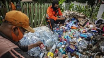 亀裂の入った廃棄物をアスファルト混合物に集めるよう住民を招待する、DLHマタラム:中央政府の指示に従って