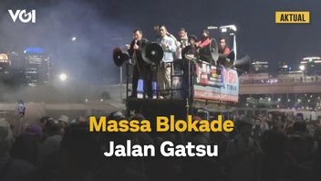 视频:理事会成员的代表会面后,示威者群众在印度尼西亚共和国众议院大楼前幸存下来