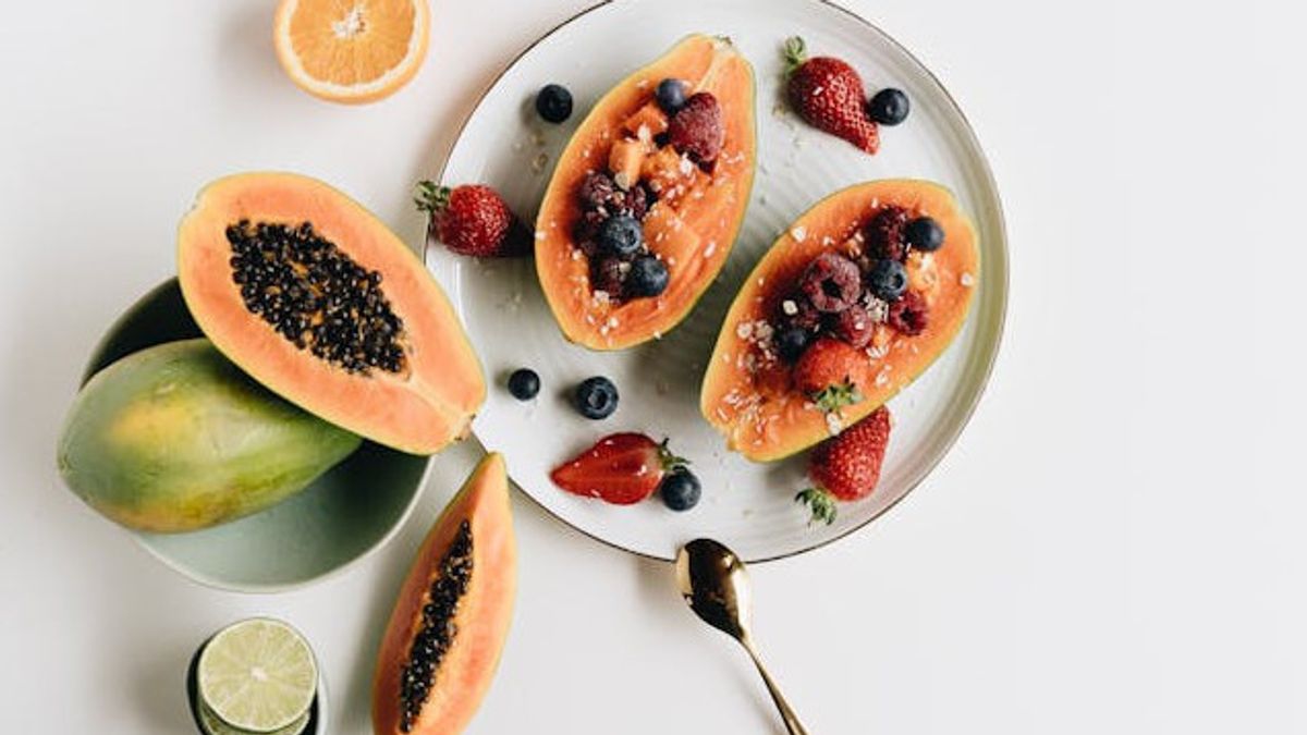 5 Jenis Buah yang Bisa Bantu Hasilkan Kulit <i>Glowing</i> Secara Alami