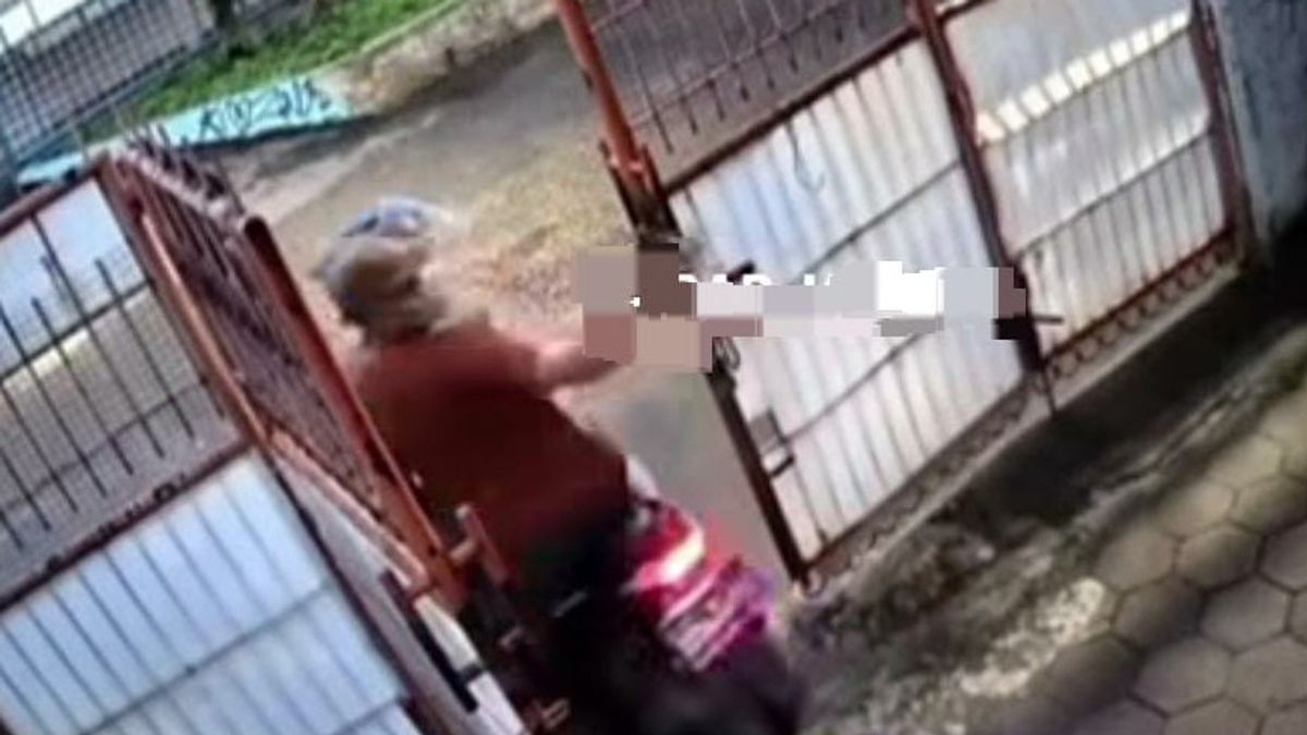 إطلاق النار بعد أن تم إلقاء القبض على مسلح يسرق مسدسا أثناء اختطافه منزل الضحية في دورين ساويت