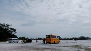 Wisatawan Ramai Piknik ke Danau Kaolin Belitung saat Libur Natal