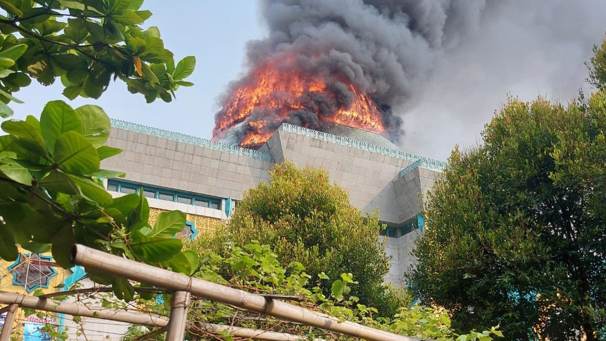 雅加达伊斯兰中心清真寺圆顶火灾，8名证人被讯问