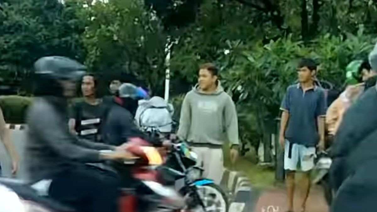 Viral, Sekelompok Pemuda Lakukan Pungli ke Pengendara Motor di Pejompongan Tanah Abang