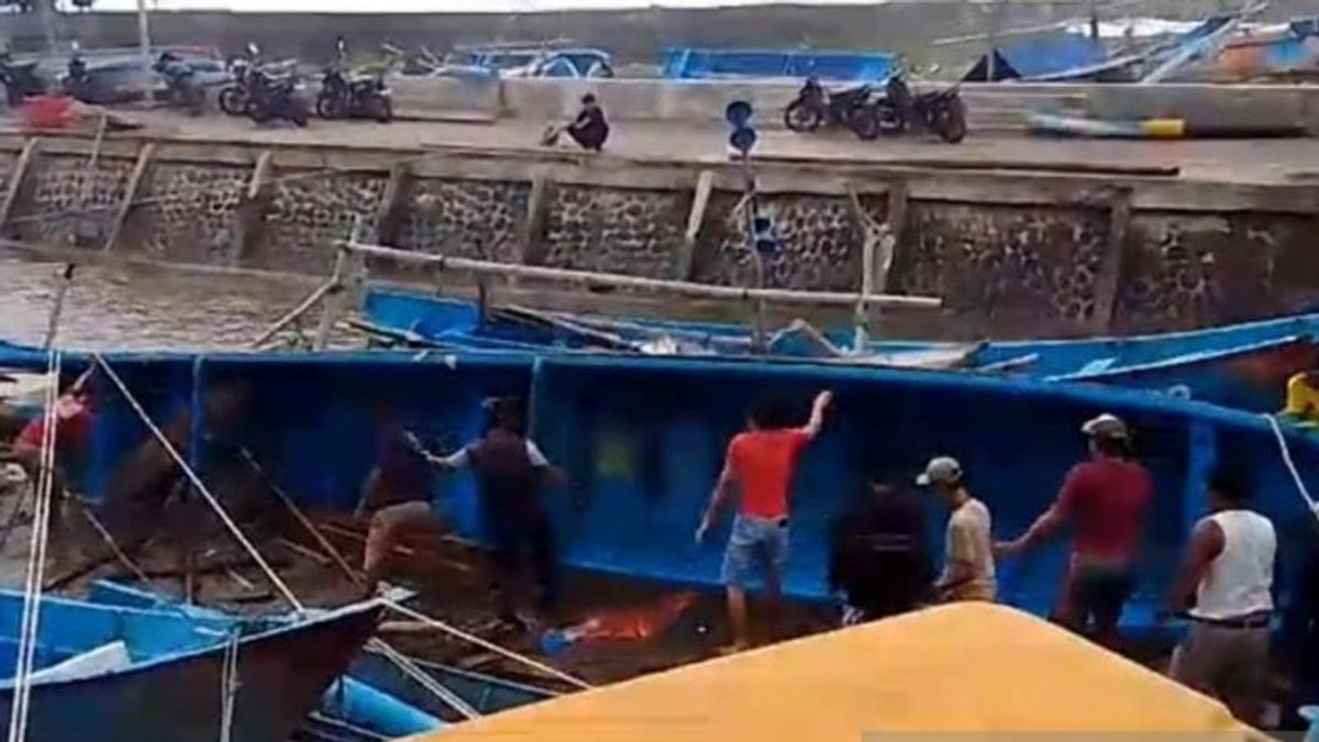 Cianjur - تعرضت 40 قاربا في Cianjur للأضرار التي لحقت بالأمواج العالية. يحظر BPBD الصيادين المحليين في البحر