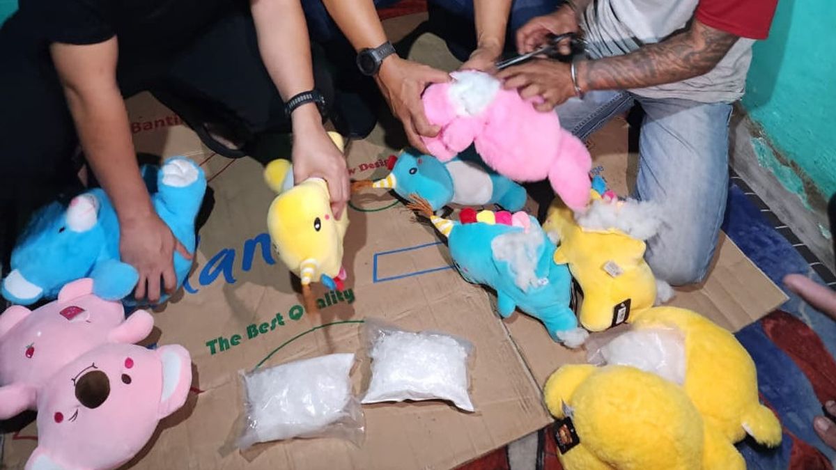 Polisi Gagalkan Peredaran Narkoba Dikemas dalam Boneka Warna-warni di Cakung 