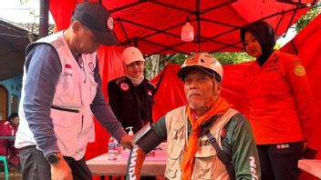 緊急事態を予測するために、ソロン・チサルーア捜索救助隊員がワクチンを注射される