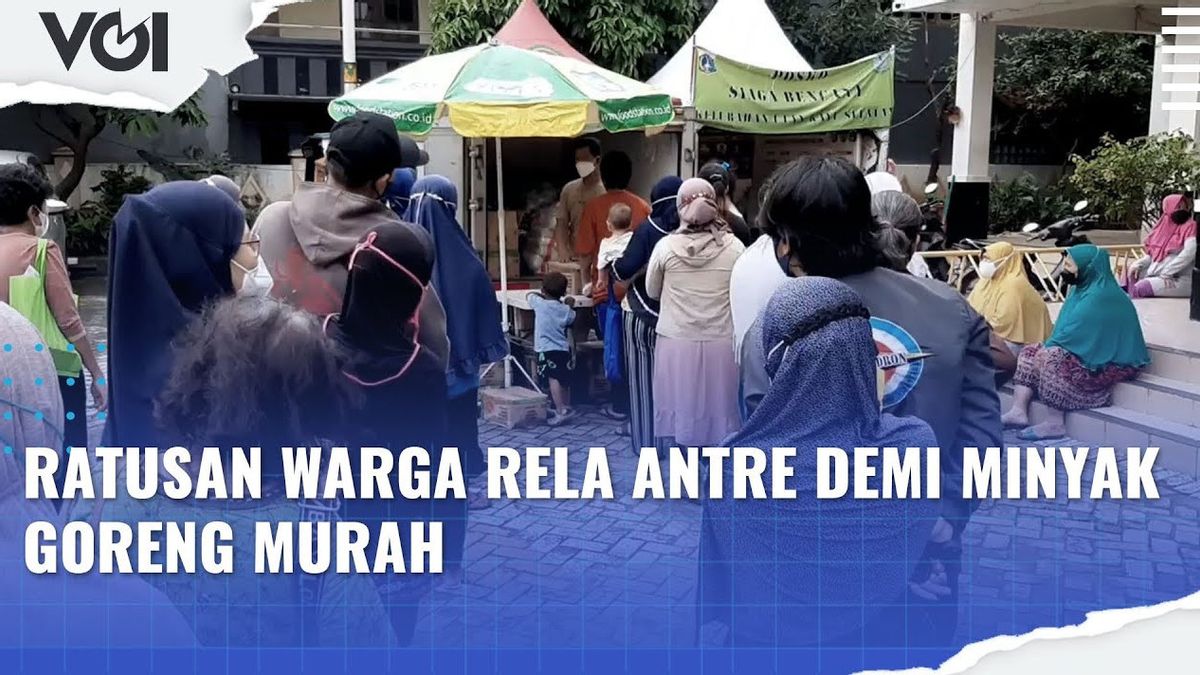 VIDEO: Demi Minyak Goreng Murah, Warga Rela Antre Sambil Membawa Anak