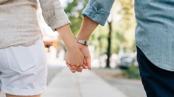 Les Ouvriers De Construction Construisent Des Tunnels Souterrains Pour Avoir Une Affaire Avec La Femme D’un Voisin