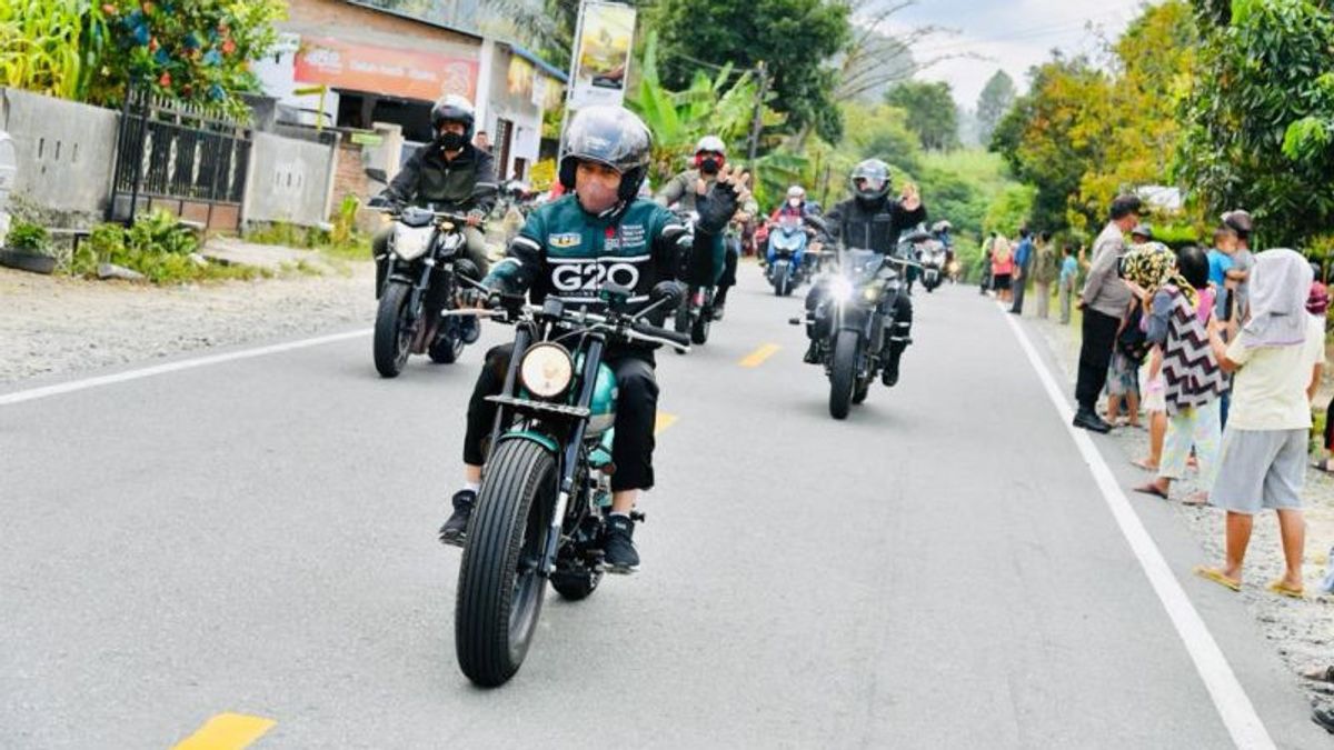 منتوبا إلى بارابات، الرئيس جوكوي يركب دراجة نارية