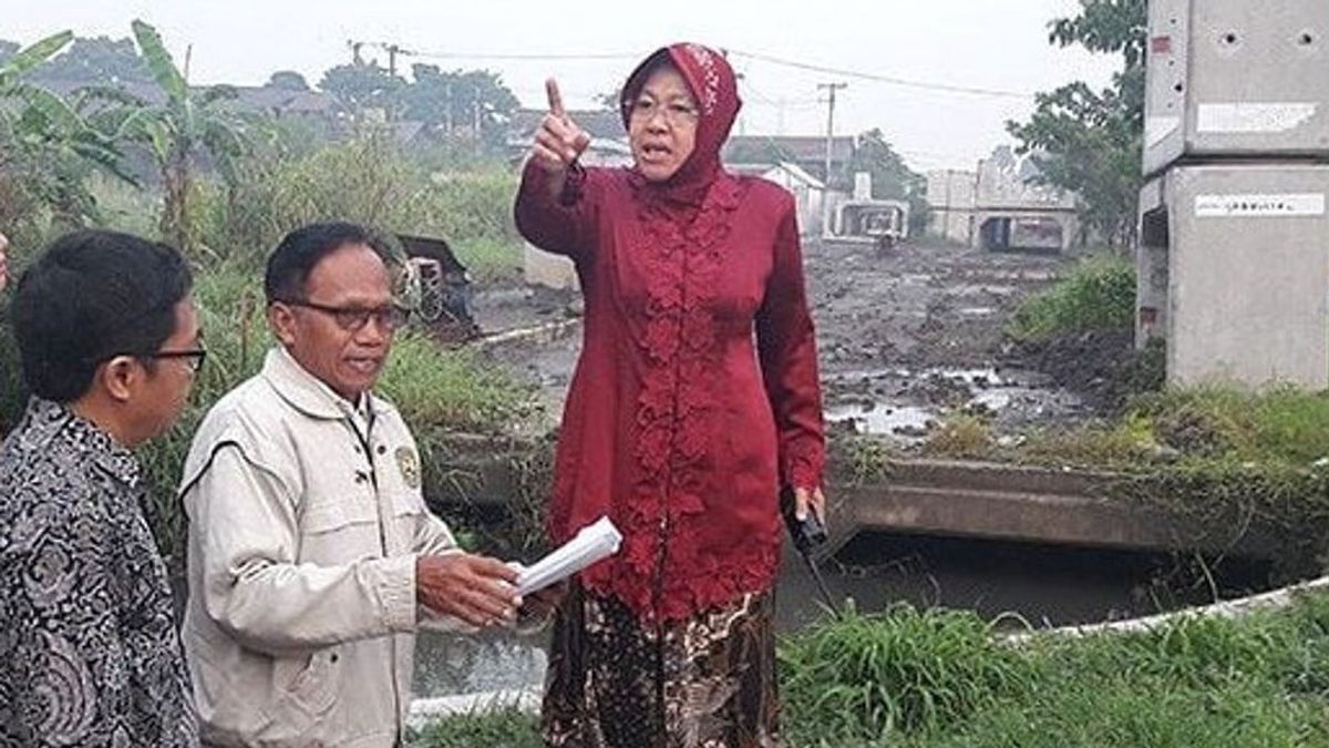 L&apos;aide A Tiré à Nouveau Après Des Photos, East Nusa Tenggara Inondations Réfugiés Protestent Et Refusent De Rencontrer Le Ministre Social Risma