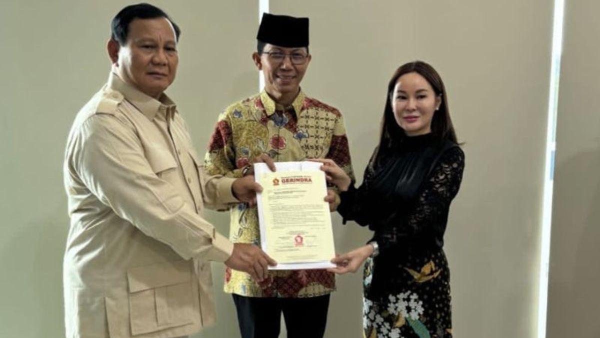 Prabowo remet une lettre de recommandation au couple Amsakar-Li Claudia pour l'élection de Batam Pilwalkot