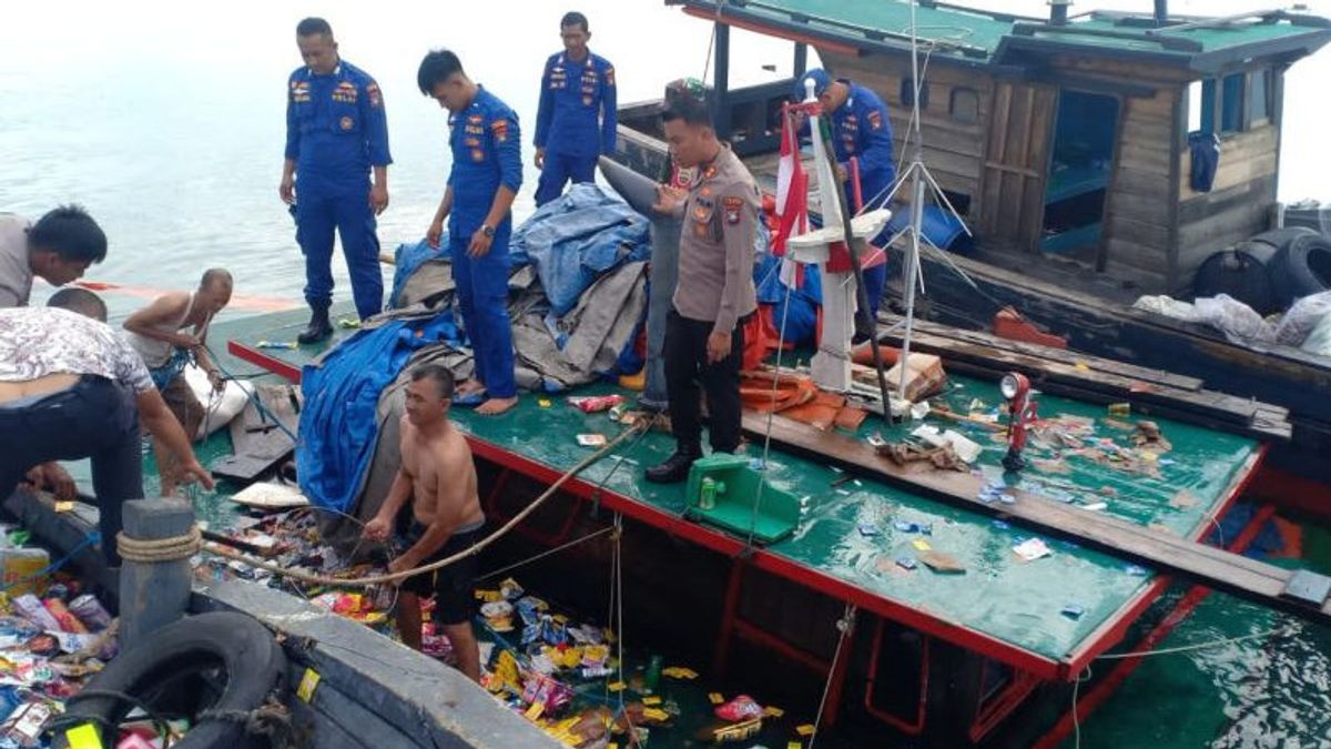 リアウ諸島のリングウォーターズで基本的な食料と建築資材を強化するカラム船の避難のための警察