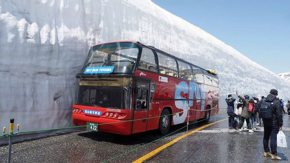 طريق تاتاياما كوروبي الألبيك الشهير للثلوج يفتح مرة أخرى للسياح