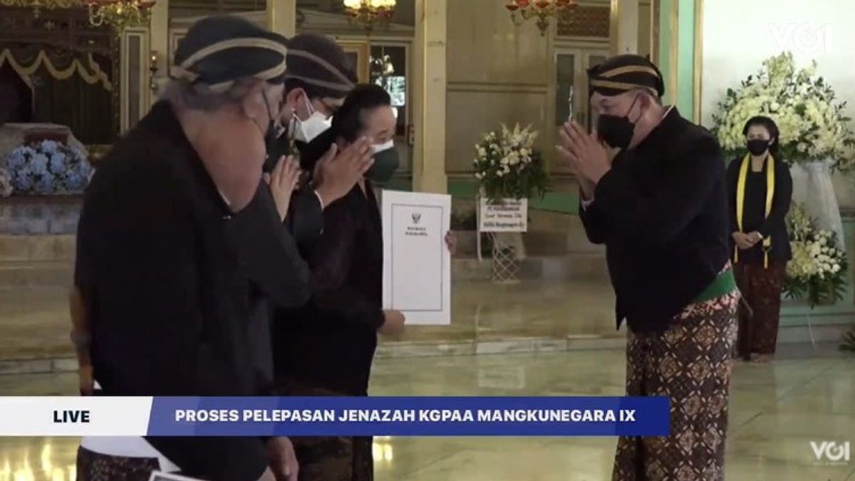 KGPAAマングクネガラIXのマンクネガラン葬儀プロセスで、テグ・プラコサ副市長が哀悼の意を表します