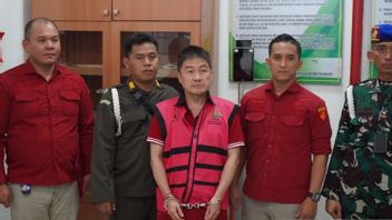 كيجاجونج - نقل المشتبه به في الفساد الذهبي في أنتام بودي سعيد إلى مكتب المدعي العام في جاكتيم